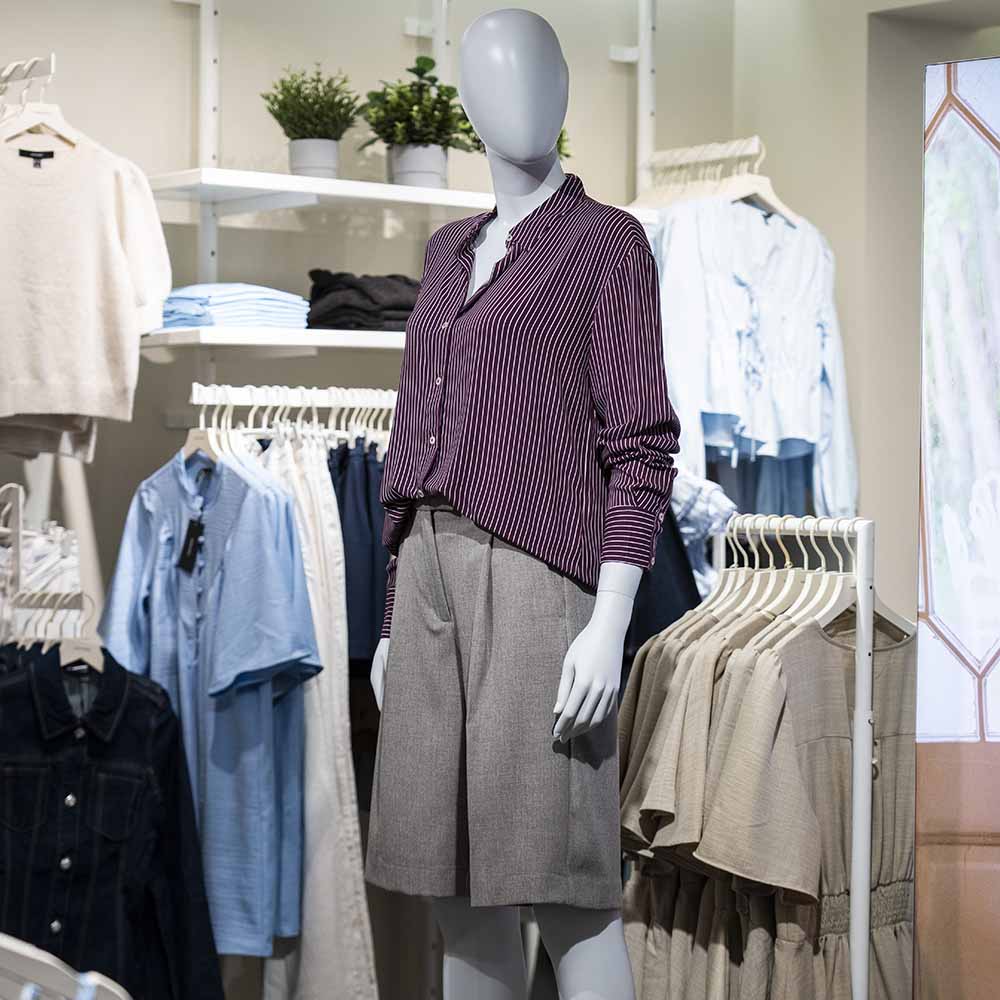 Stylede mannequindukker med sæsonens trends og tendenser